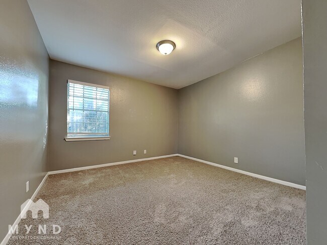 Building Photo - 1010 N Meadows Dr