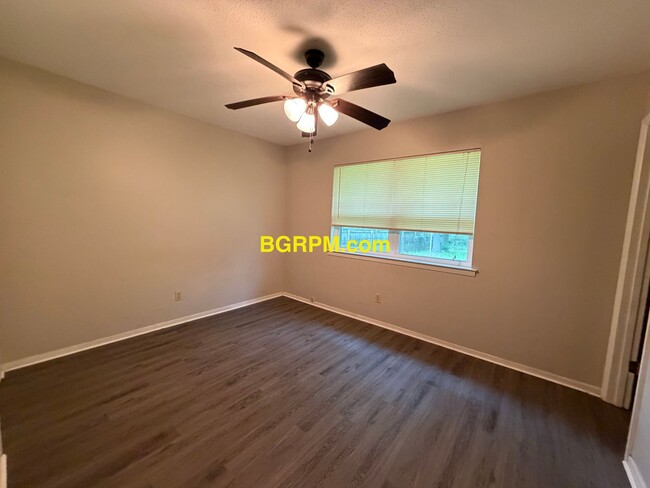 Building Photo - 3 BD 1.5 BA