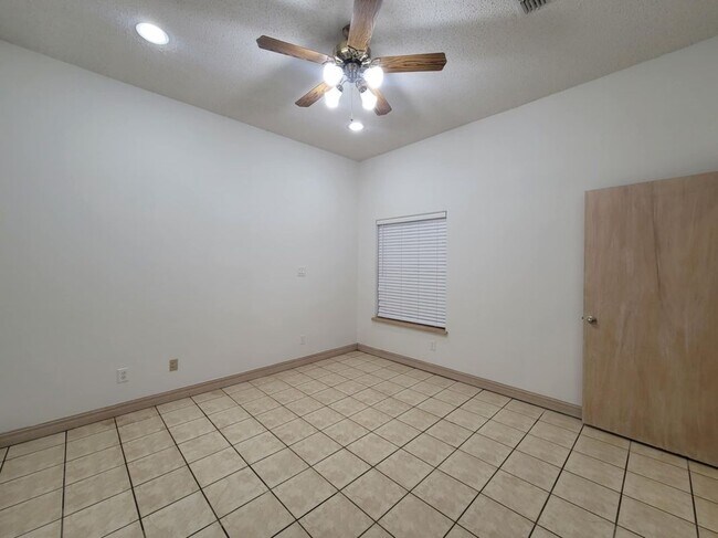 Building Photo - 417 E Bluebird Ave