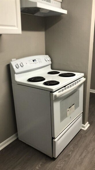 Building Photo - 2216 Saxon St