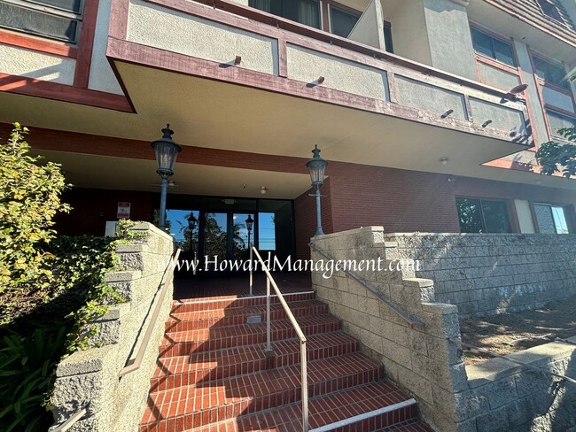 Building Photo - 2 Bed, 2 Bath Condo + Loft in a Cozy locat...