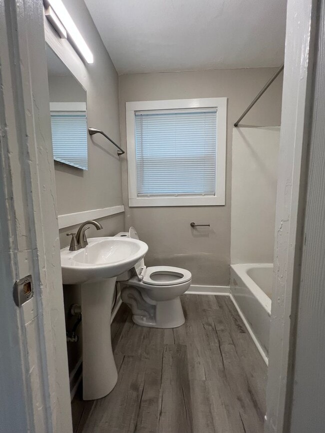 Building Photo - Remodeled 2 Bedroom in Camp North End area