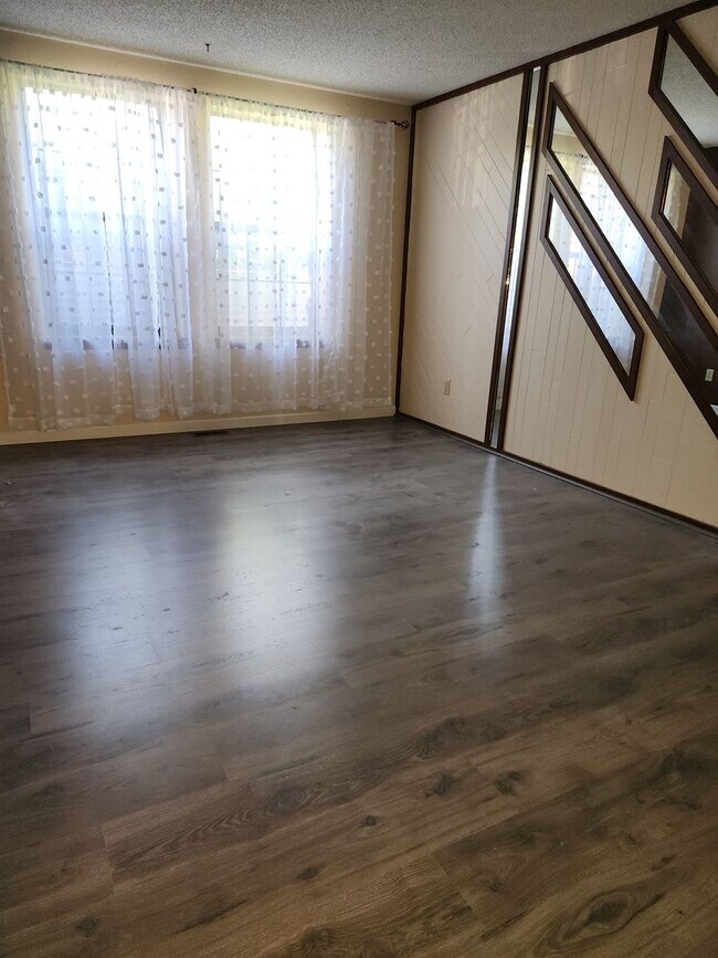 Building Photo - Amazing first floor unit in Arvada!