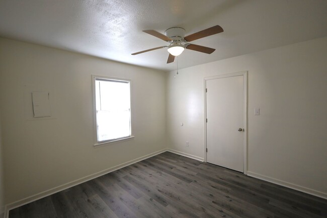 Building Photo - 743 E Brookwood Dr