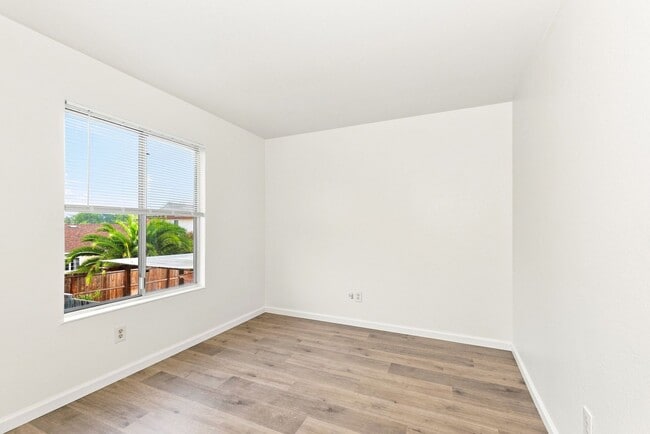 Building Photo - 831 Lightwood Ct