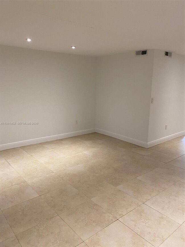 Building Photo - 9373 Fontainebleau Blvd