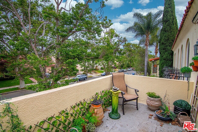 Building Photo - 143 S Mansfield Ave