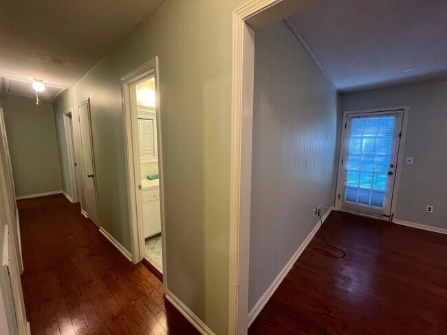 Building Photo - 3 bedroom 2 bathroom single level home in ...