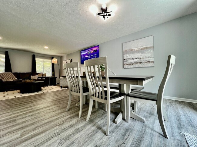 Building Photo - 6631 Pin Oak Ct