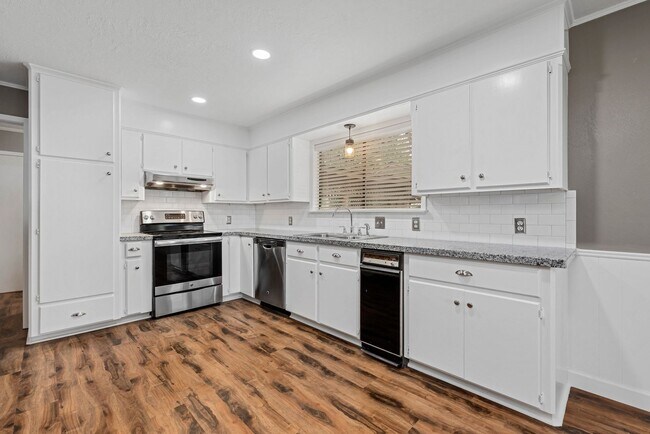 Building Photo - Extensively renovated 4bed,2bath farmhouse on 17 acres!!