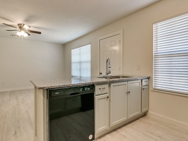 Building Photo - 4 bedroom 2 bath home in Tecumseh!