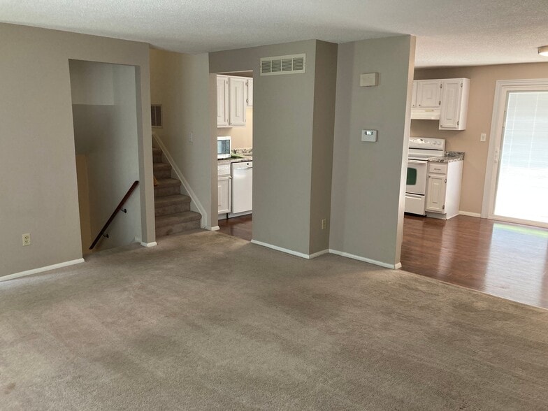 Building Photo - 585 Meadowview Ln
