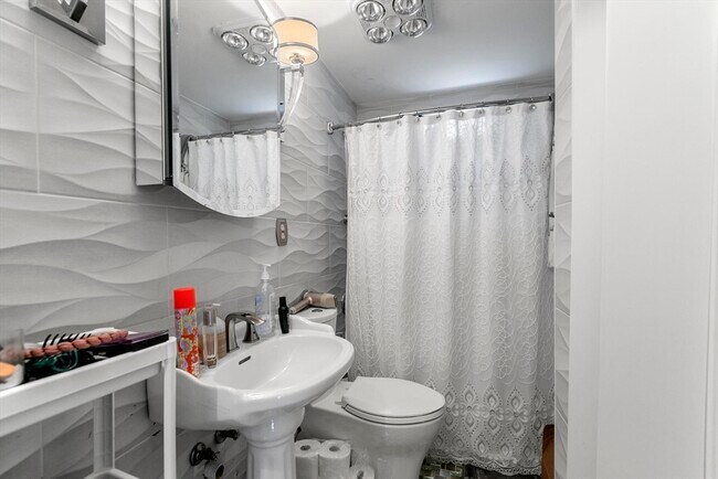 Building Photo - 16 Pathwoods Ave