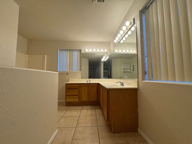 Building Photo - Charming 3-Bed 2-Bath Home on Spacious Lot...