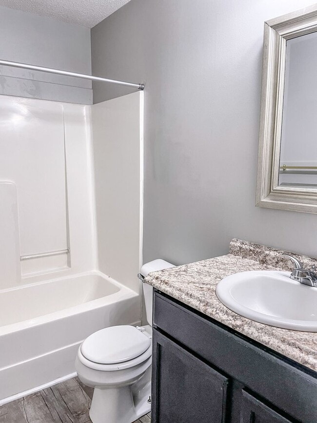 Building Photo - Charming 2 Bed, 2 Bath Triplex in Fayettev...