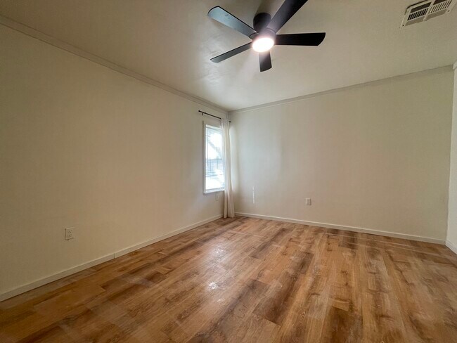 Building Photo - 209 W 2nd St