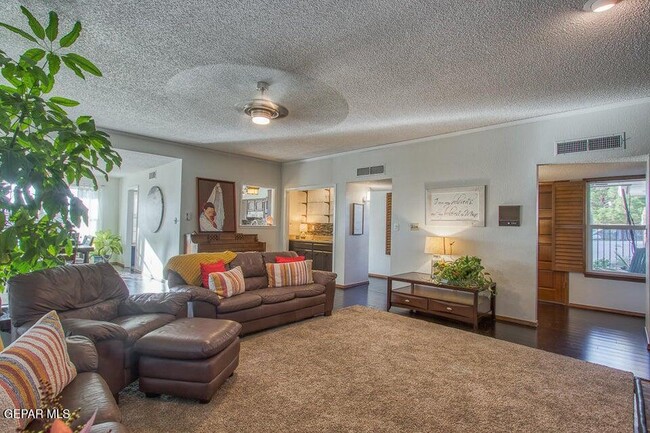 Building Photo - 6344 Via Aventura Dr