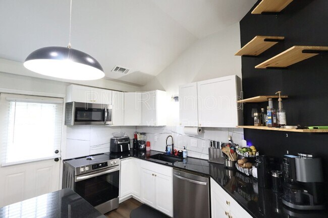 Building Photo - 936 Halsey Ln