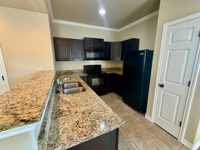 Building Photo - Beautiful 3 BR, 2.5 bath townhome located in the Judson School District