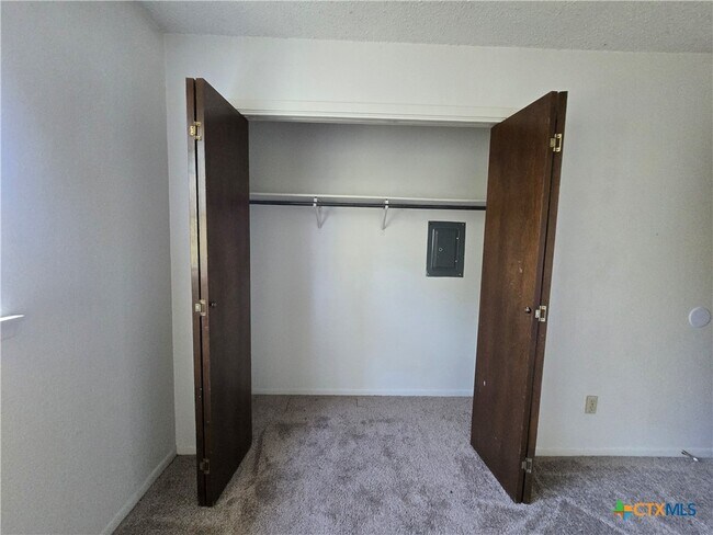 Building Photo - 209 Oak Trail Dr