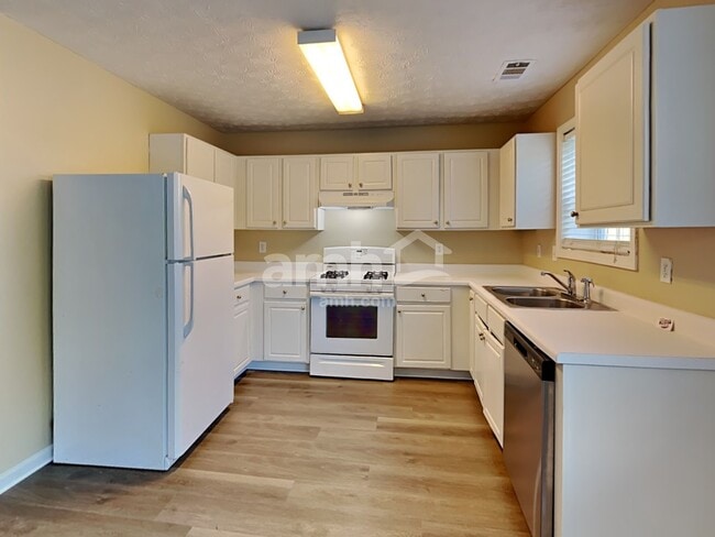 Building Photo - 820 Whitecrest Ct