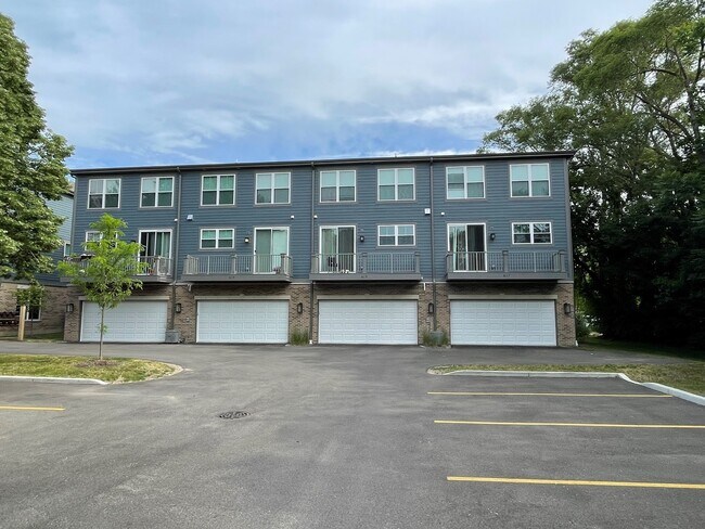 Building Photo - 613 Broadway St