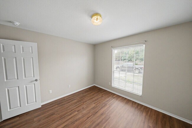 Building Photo - 11114 Hillsdale Loop