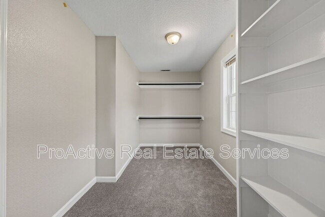 Building Photo - 1065 Lindenwood Ave