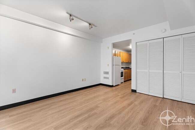 Building Photo - 701 Columbia St