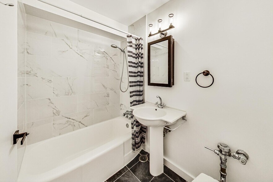 Building Photo - 2909 N Sheridan Rd