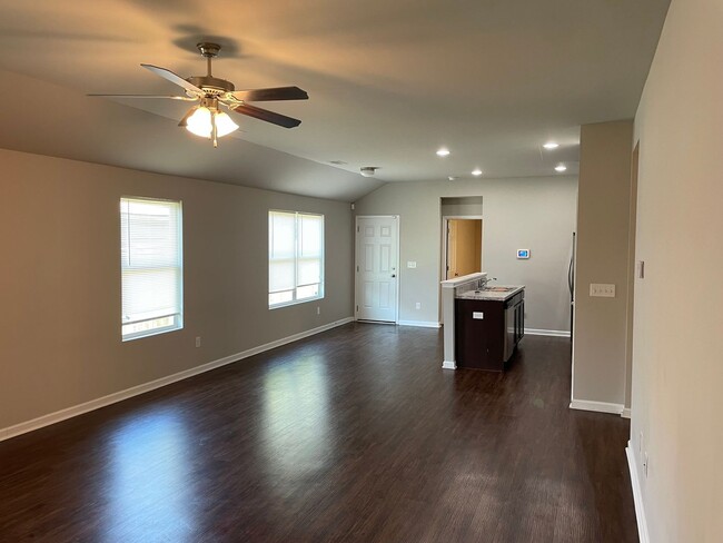 Building Photo - 3 bed, 2 bath Open Floor Plan