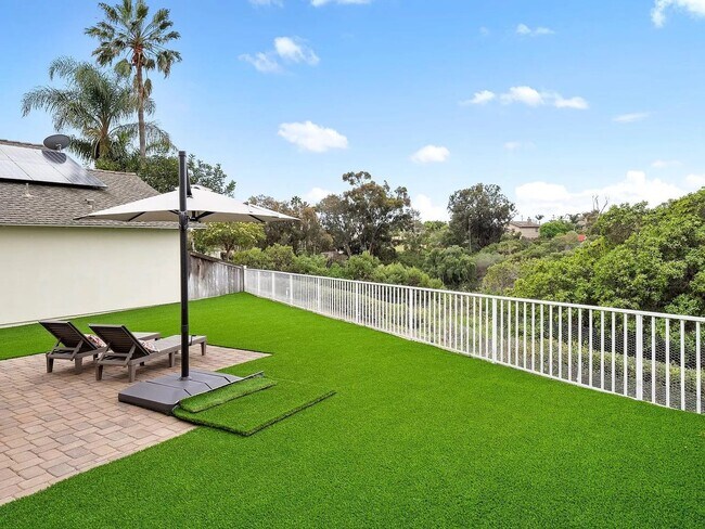 Building Photo - Modern & Gorgeous Private 2 BD / 1 BA Uppe...