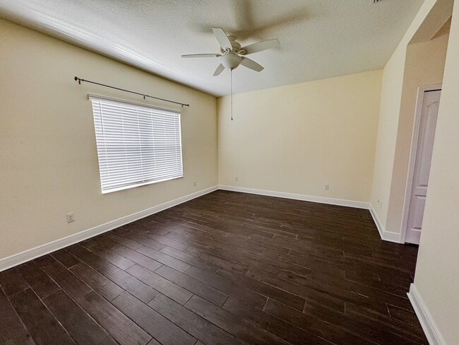 Building Photo - Nearly new 3 bedroom 2 bath home with an a...