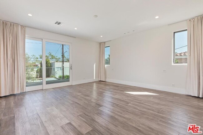 Building Photo - 312 S Palm Dr