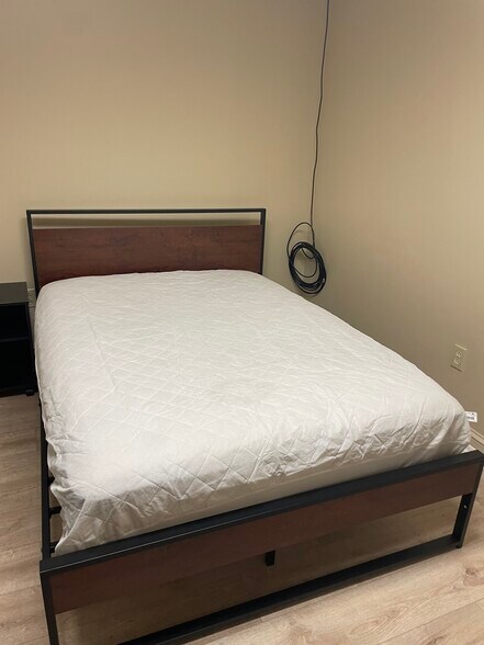 Building Photo - 105 W Main St