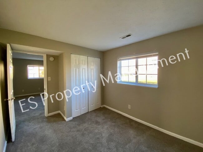 Building Photo - Stunning 4 Bedroom 2 Bathroom Tri-Level Ho...