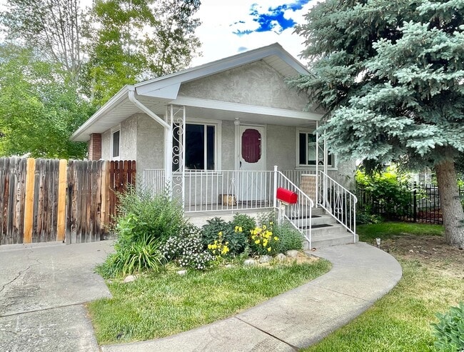 Primary Photo - Darling Updated Cottage Near Liberty Park!