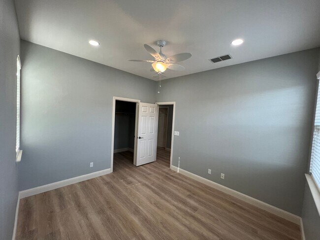 Building Photo - Desirable and Spacious 5-Bedroom Home in Empire Ranch!