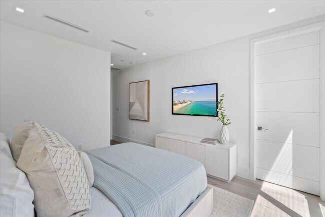 Building Photo - 1070 Del Harbour Dr