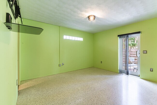 Building Photo - Unique 3 Bed, 3 Bath Waterfront Property w...