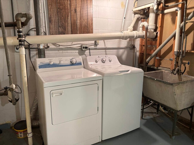 Building Photo - 558 Green Bay Rd