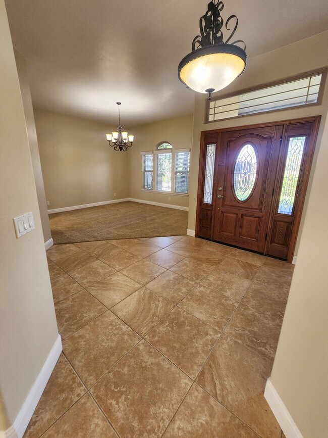 Building Photo - Gorgeous and Spacious 4 Bedroom Home