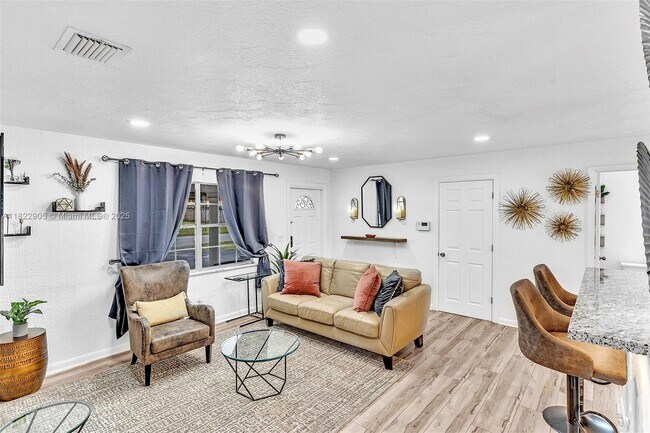 Building Photo - 4633 SW 28th Ave