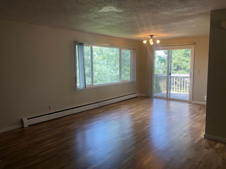 Building Photo - 1265 NE Hillside Dr