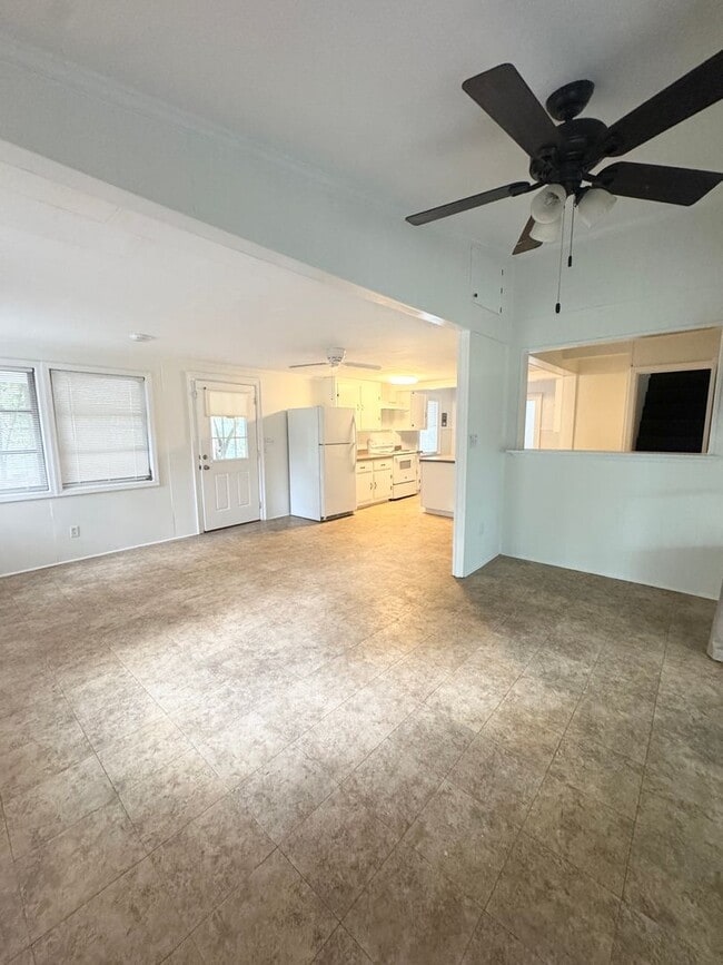 Building Photo - ADORABLE Downtown Cottage in Conway. Fantastic location and TONS of charm. Fenced in back yard!