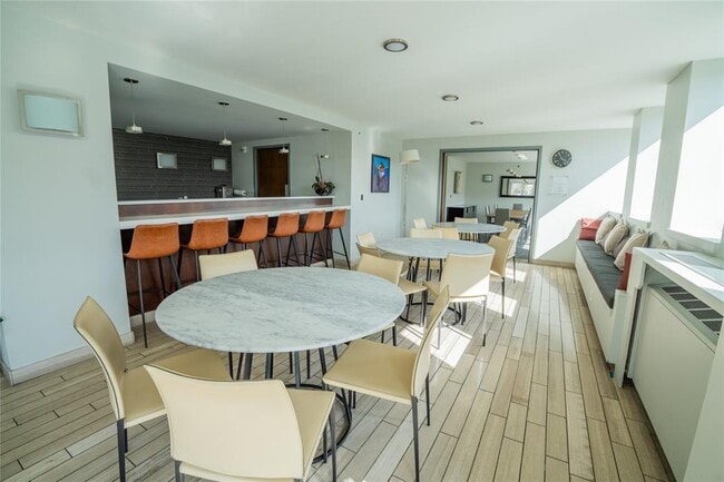 Building Photo - 300 Bowie St