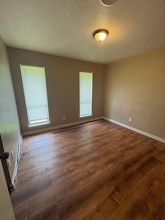 Building Photo - 321 Sultan Ct