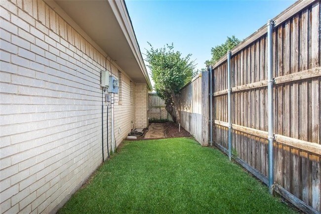 Building Photo - 2121 Stone Creek Dr