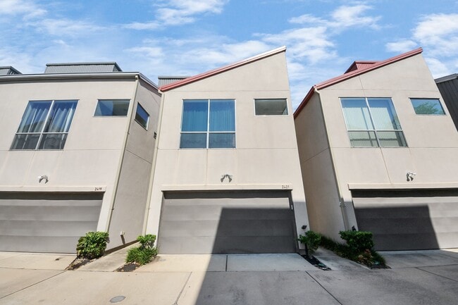 Building Photo - 2421 Wentworth St