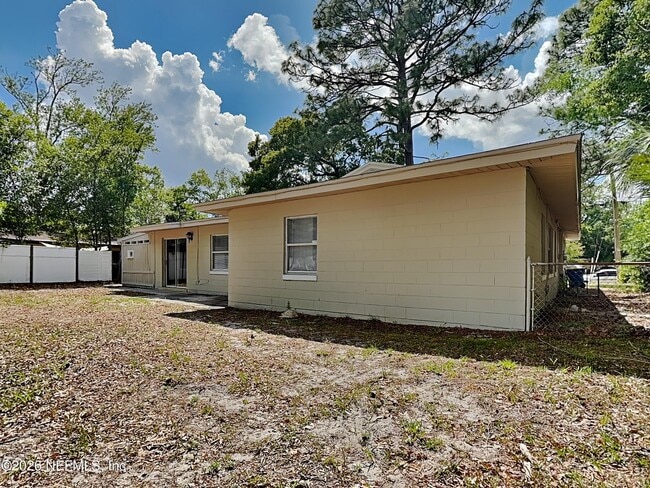 Building Photo - 10927 Regency Dr